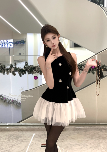 Chic Sleeveless Black Velvet Top with White Tulle Skirt