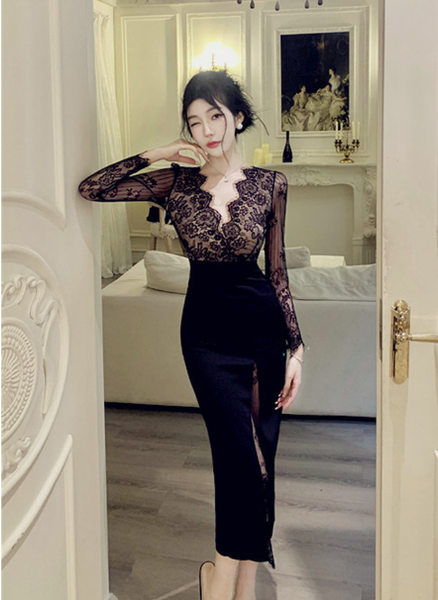 Elegant Long - sleeve Black Dress with Floral Lace Bodice